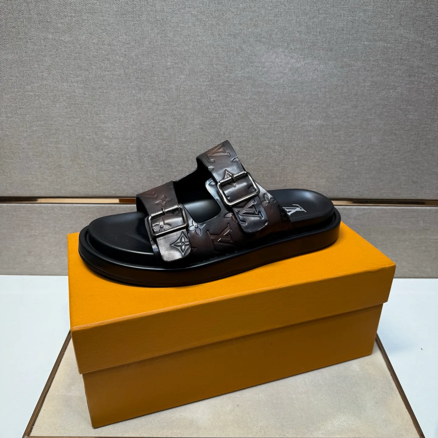 ⬛️Men's shoes 💰p400 [LV～] Men's casual slippers 2025z cabinet sales simultaneously 🔶Size: 39-44#️⃣ 🔷2 colors🔜The upper is made of cowhide stitching➕Genuine leather lining, comfortable and breathable, sole: original comfortable and wear-resistant outsole, ⚠️Real 📱Photographed🎬The real thing is better📢📢📢